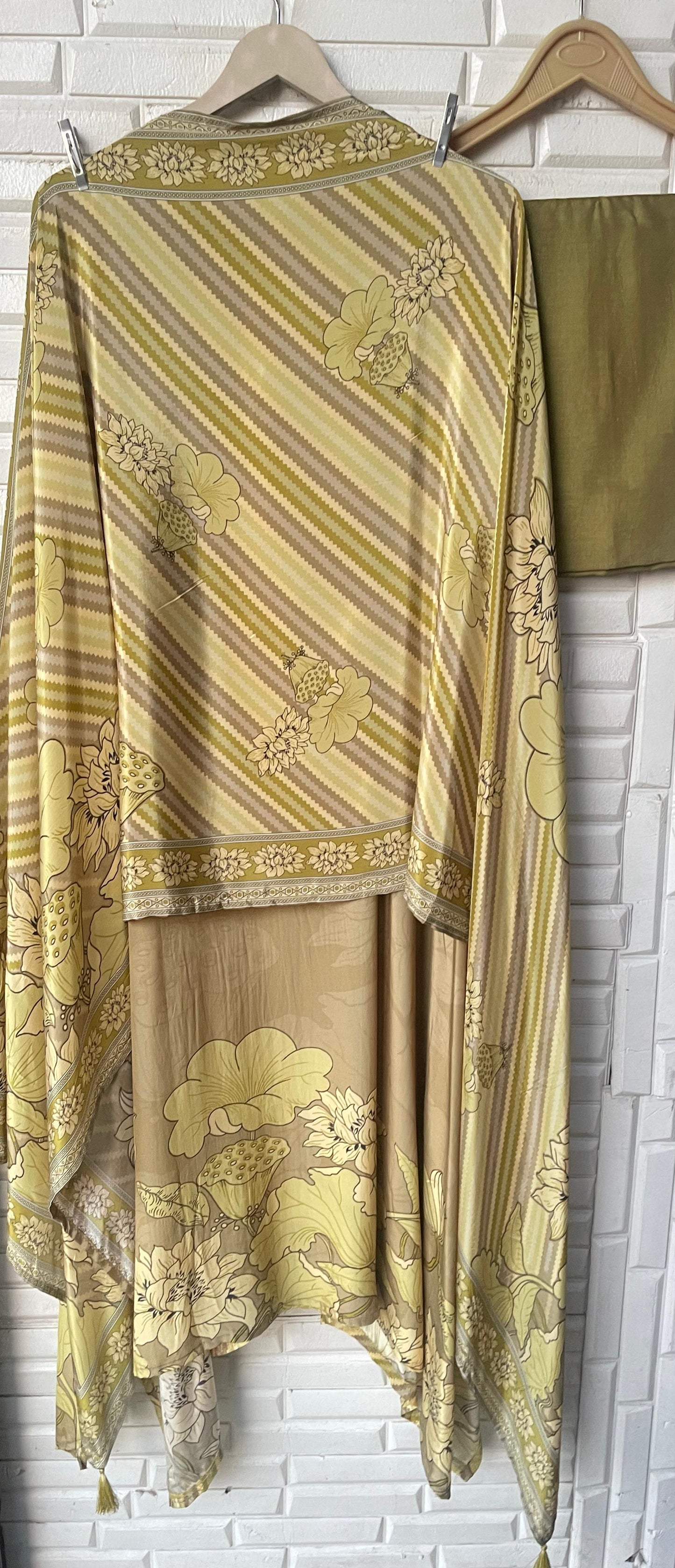 Crepe silk unstitched ladies suit Rc17634