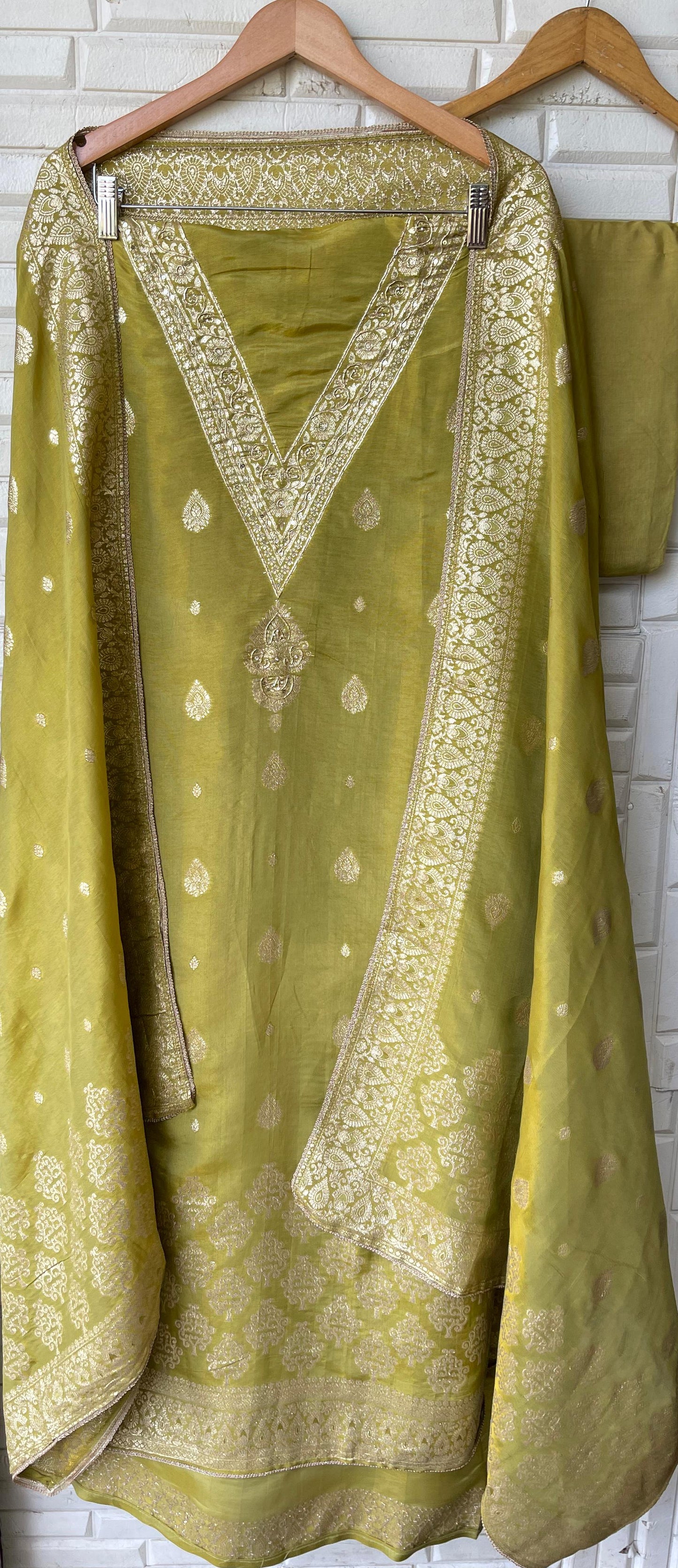 Banarasi shimmer silk unstitched ladies suit Rc17749 (a)