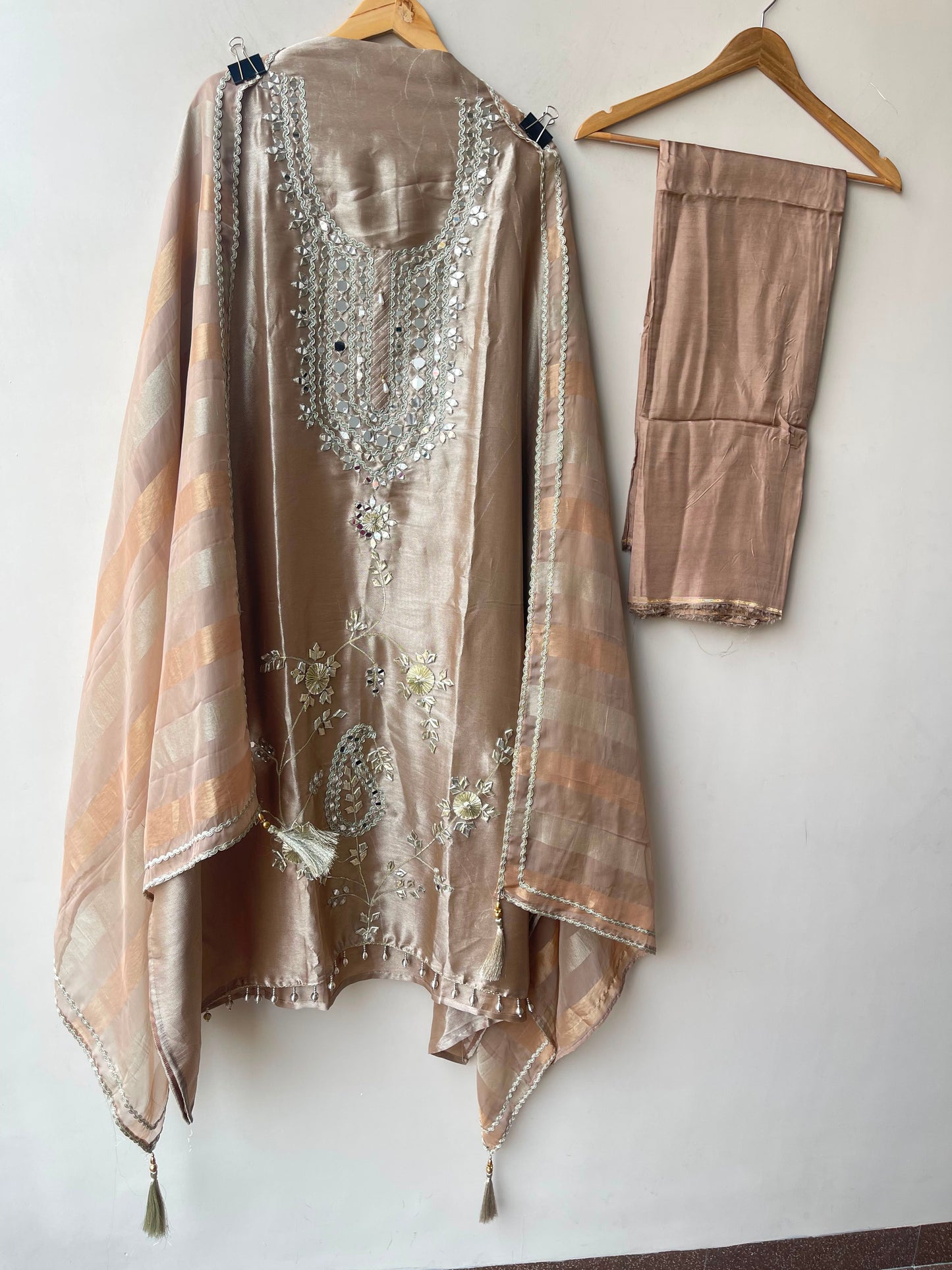 Pure shimmer giraffe silk unstitched ladies suit Rc19207