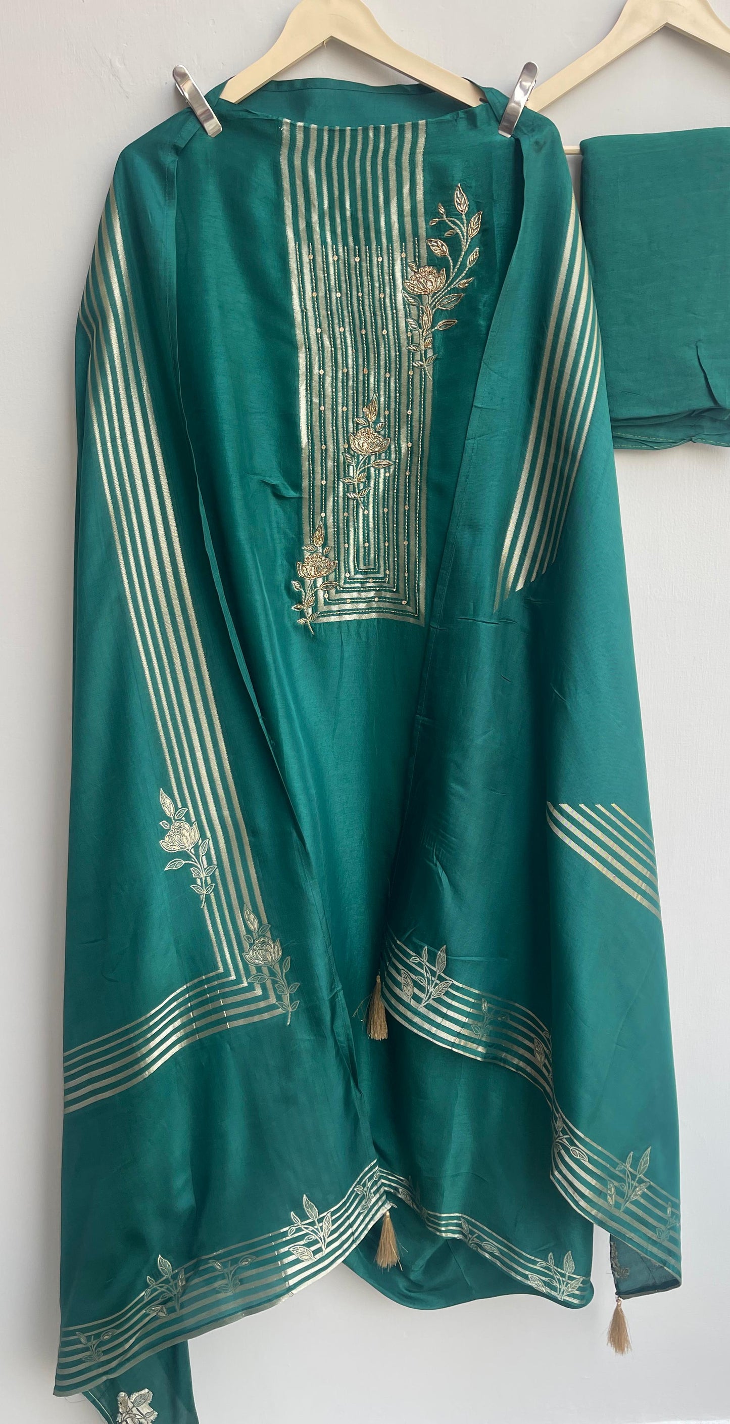 Banarasi tassar silk unstitched ladies suit Rc17905 (a)