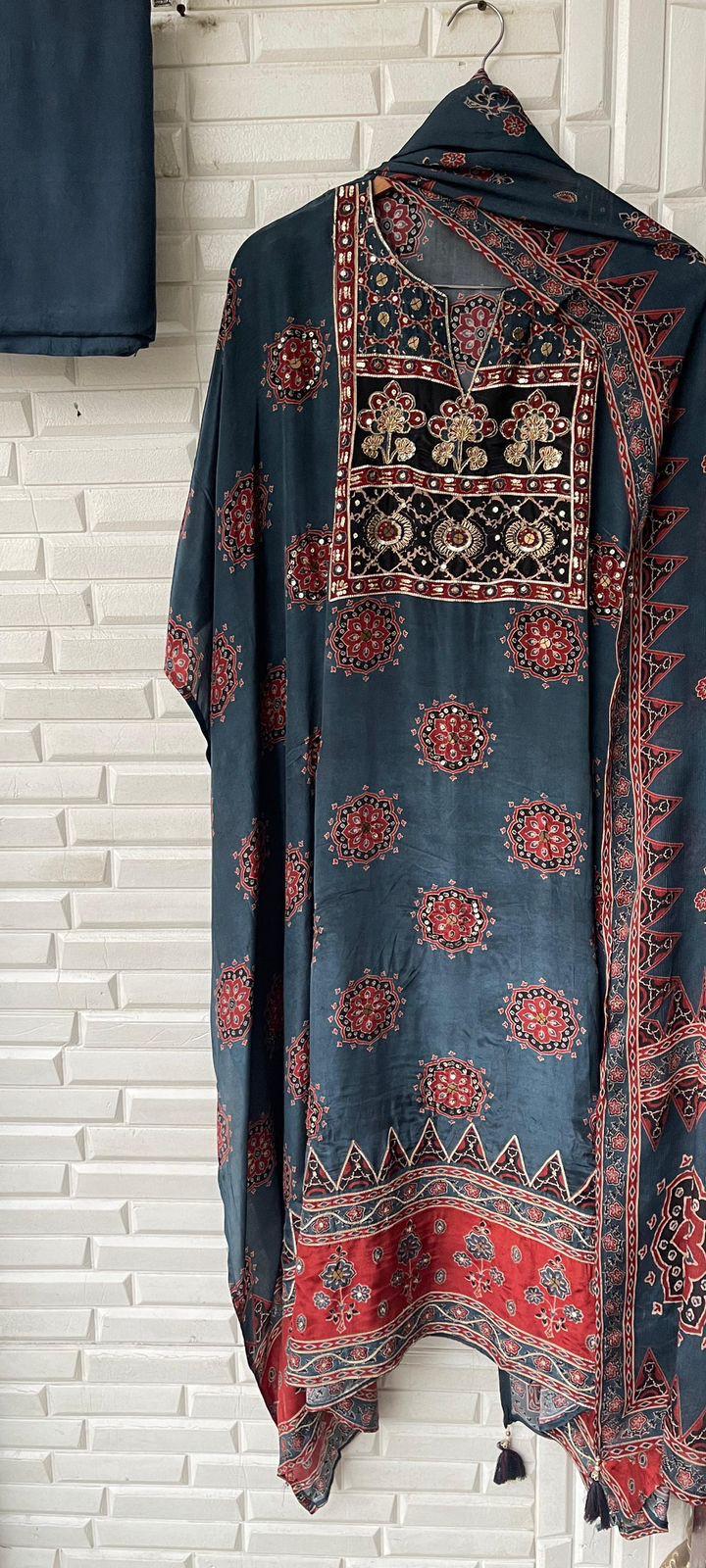 Crepe unstitched ladies suit Rc15644