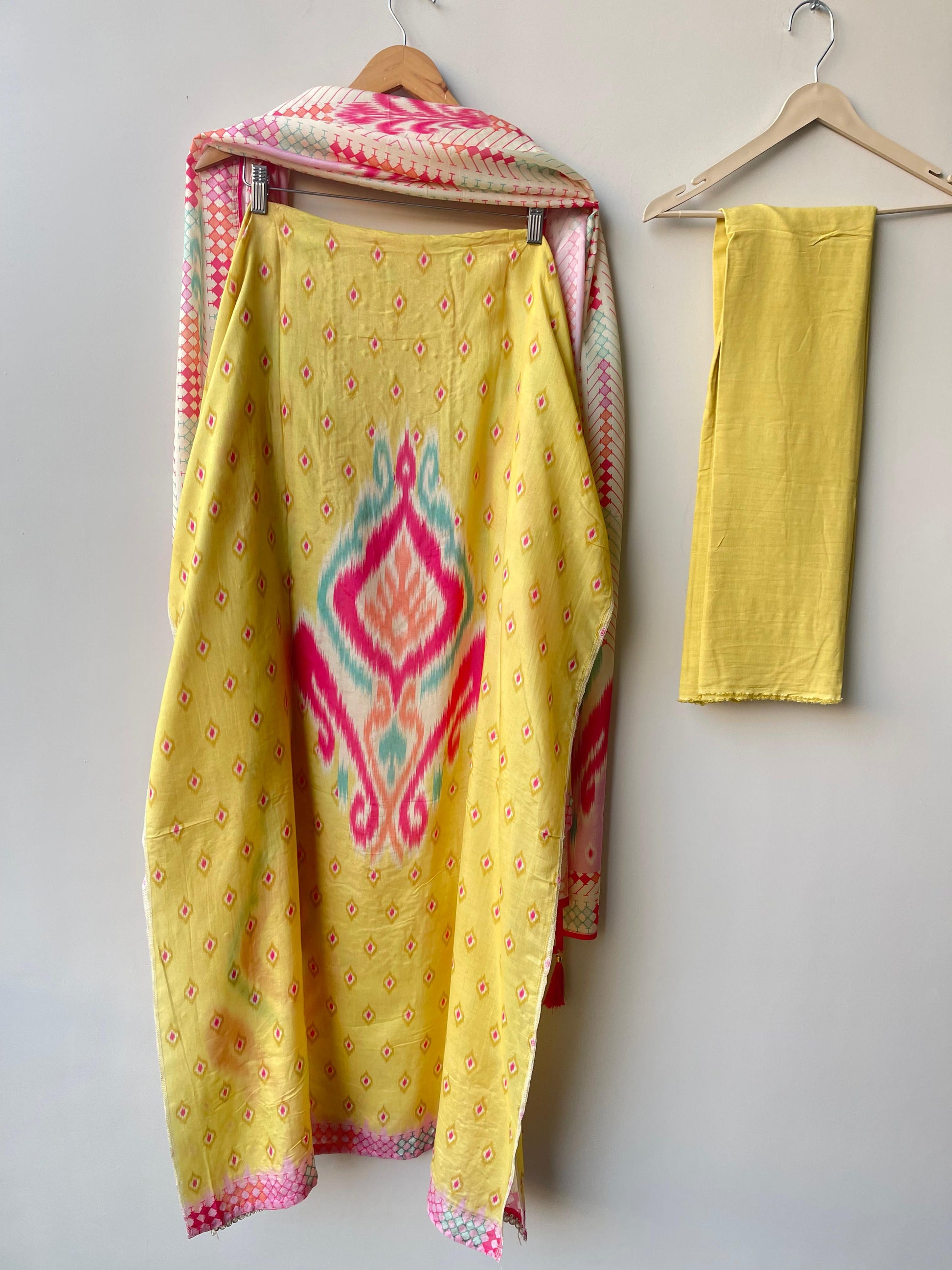 Muslin Printed Unstitched Ladies Suit RC-18732 (a)