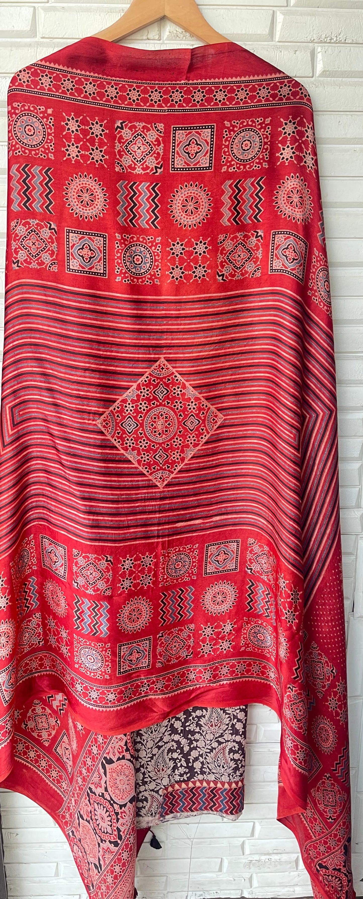 Gajji silk unstitched ladies suit Rc18409