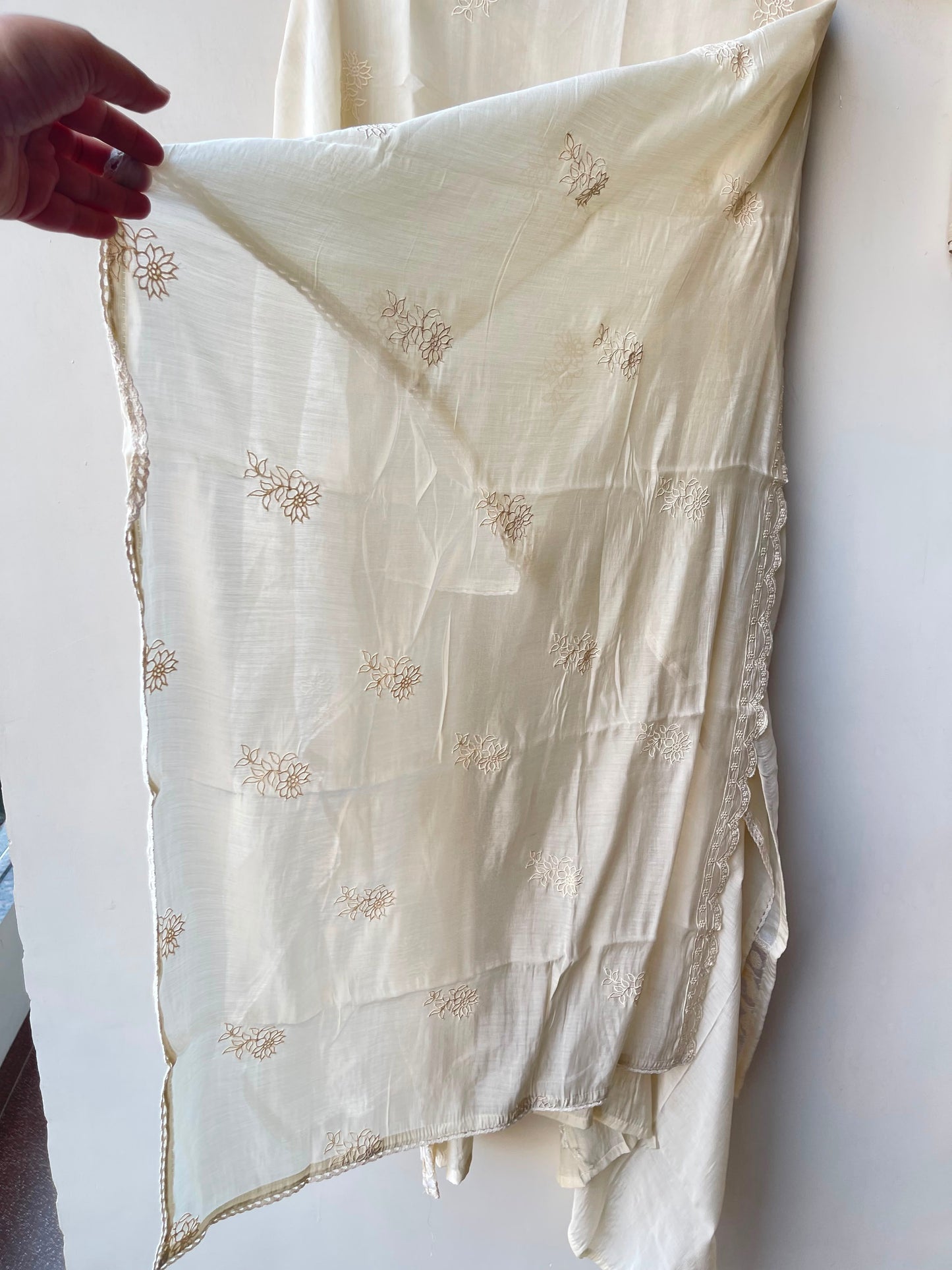 Mul chanderi applique work unstitched ladies suit Rc19279