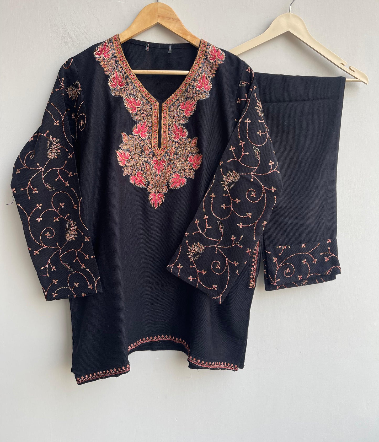 Kashmiri pheron short kurta ladies coord set Rc18352