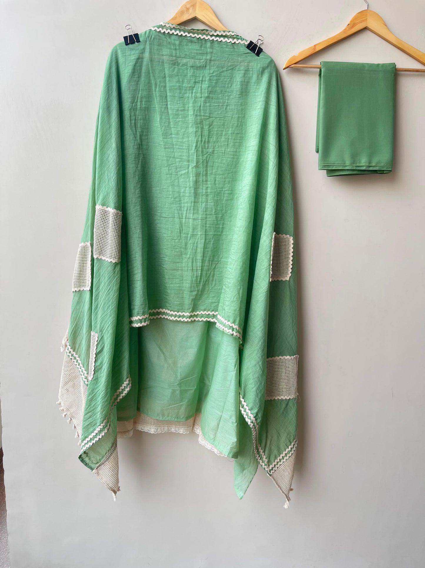 Mul chanderi applique work unstitched ladies suit Rc19172 (b)