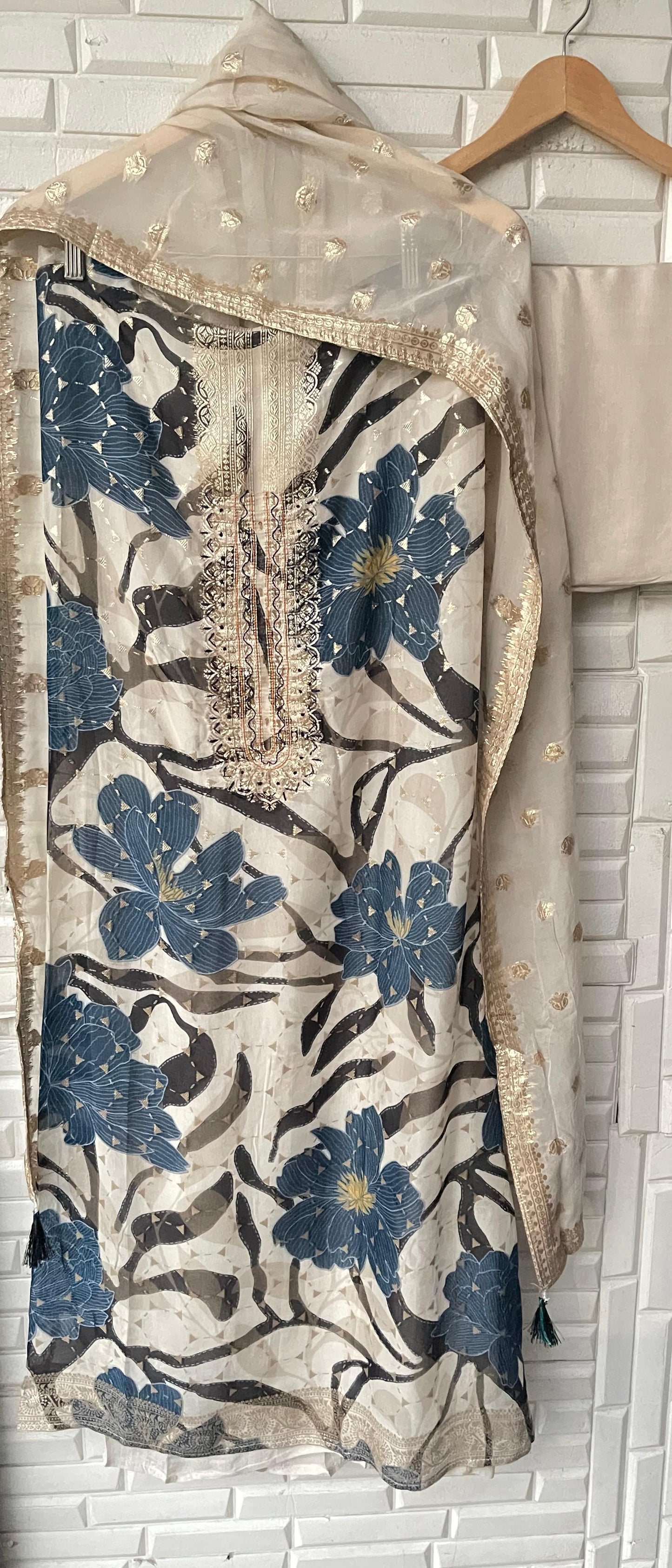 Banarasi organza unstitched ladies suit Rc17840