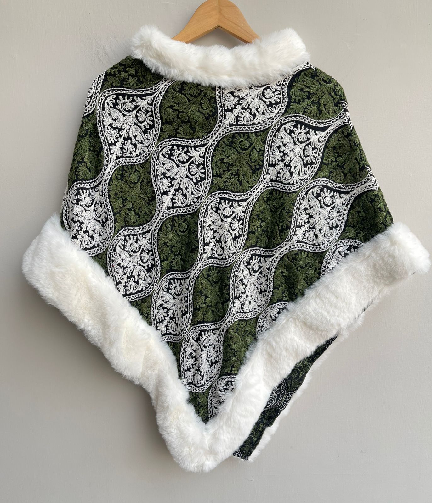 Winter ladies ponchos Rc17885