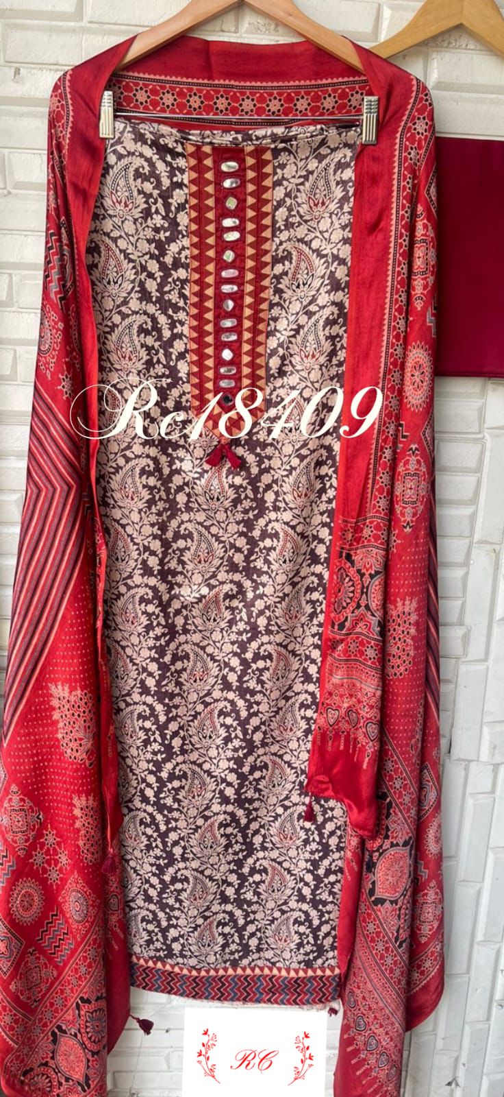 Gajji silk unstitched ladies suit Rc18409