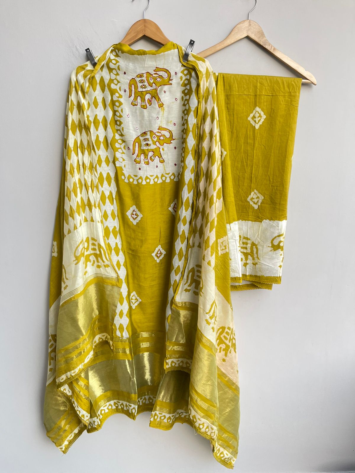 Muslin chanderi unstitched ladies suit Rc18375