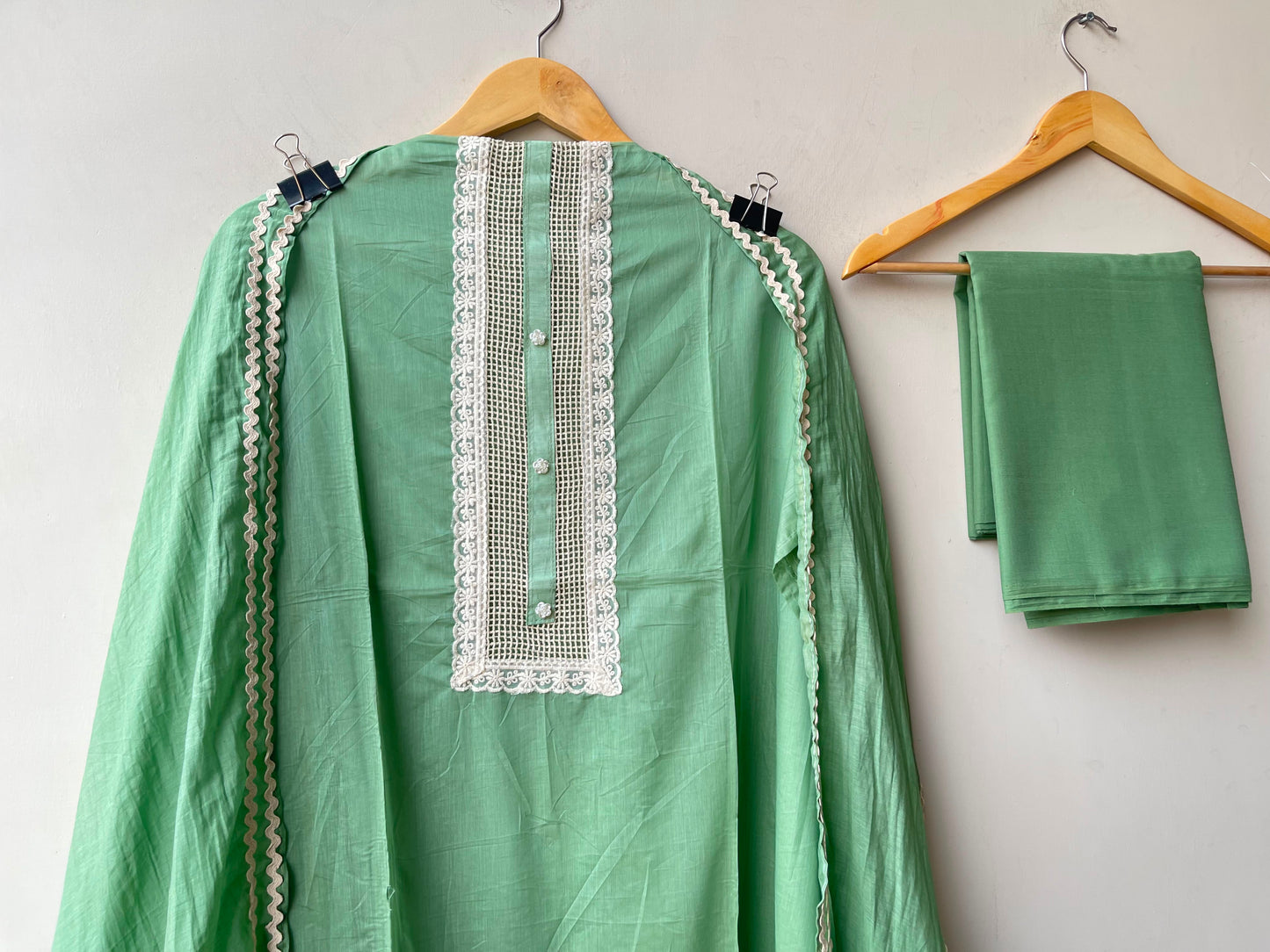 Mul chanderi applique work unstitched ladies suit Rc19172 (b)